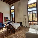 아파트호텔 Palazzo Contarini Della Porta Di Ferro