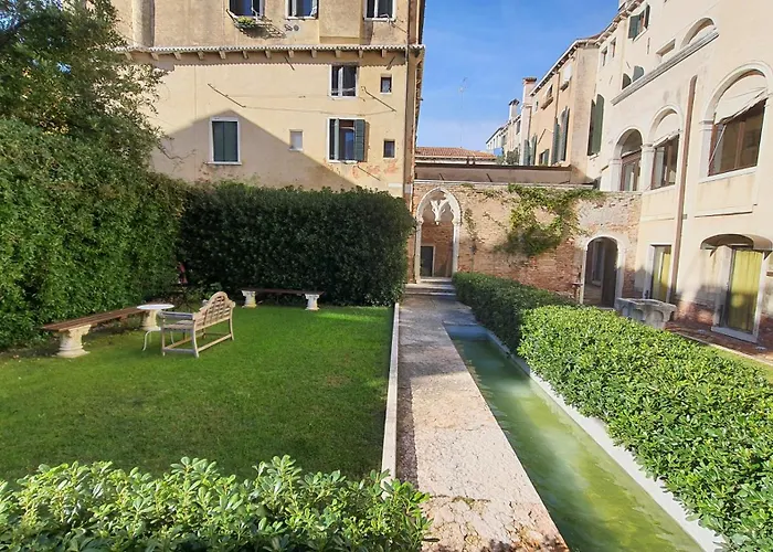 Palazzo Contarini Della Porta Di Ferro Aparthotel Venetië